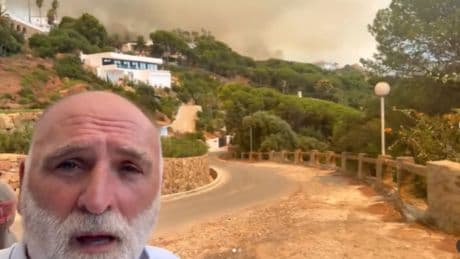 El 'chef' José Andrés, consternado, entre los afectados por el incendio de Tarifa