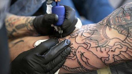 La industria del tatuaje, en crisis: más arrepentimiento, más clínicas de borrado y profesionales que viven peor que antes