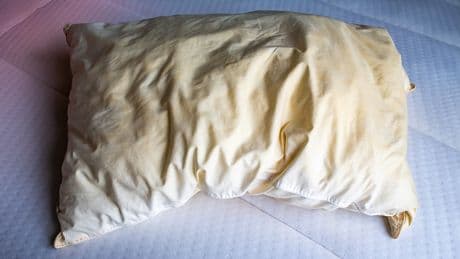 Vergilbte Kissen: Dieser Geheimtipp soll sie wieder weiß machen