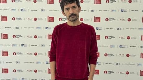 El catalán Gabriel Azorín debuta en Venecia desmontando la masculinidad: "Los hombres pasamos mucho tiempo juntos, pero no nos decimos lo que realmente nos importa o nos da miedo"
