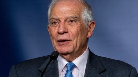 Josep Borrell sufre una caída y se rompe la clavícula durante su estancia en Bolivia