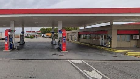 Autos stark beschädigt - Verkaufte Tankstelle Wasser statt Benzin?