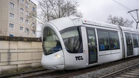 Une jeune femme attaquée au couteau dans un tramway près de Lyon, des passagers maîtrisent le suspect