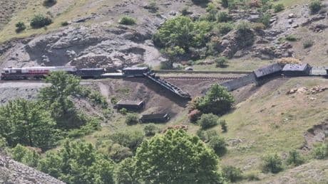 Yük treni raydan çıktı