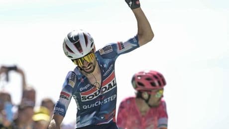 Tour de France, étape 16 : le Français Valentin Paret-Peintre s’impose au Mont Ventoux