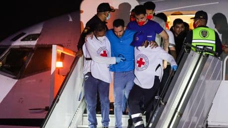 Venezuela recibe 252 detenidos en El Salvador a cambio de liberar presos políticos y estadounidenses