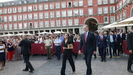 Los reyes asisten a un concierto de la Guardia Real en la Plaza Mayor de Madrid