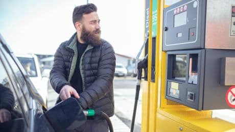 Spritpreise auf Talfahrt: Deshalb sollten Sie heute schon für den Pfingsturlaub tanken