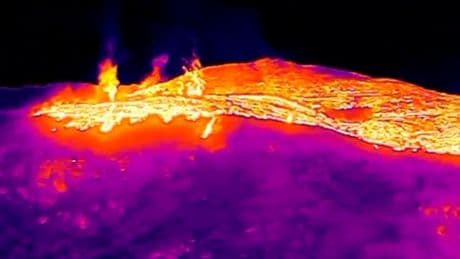 Los vecinos de Mombeltrán y El Arenal se preparan para lo peor: la UME envía más efectivos al peor incendio del verano