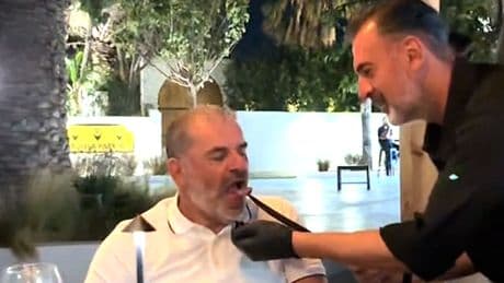 Riskanter Restaurant-Besuch - Koch schiebt Star-Trainer Messer in den Mund