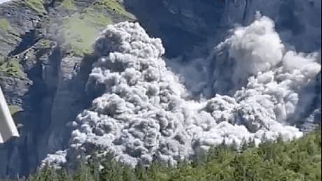 Fels in Frankreichs Alpen abgebrochen: Staubwolke über Wanderroute