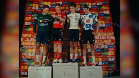 Una imagen para la historia: Vingegaard celebra su victoria en La Vuelta sobre un podio de neveras portátiles