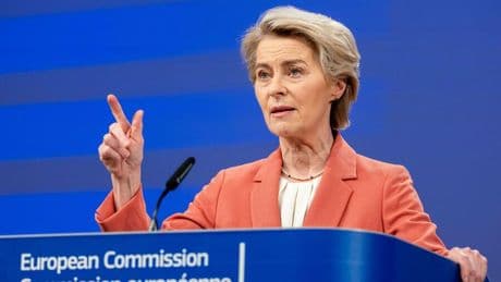 Autos: Strategiepapier: EU-Kommissionschefin von der Leyen hält am Verbrenner-Aus fest