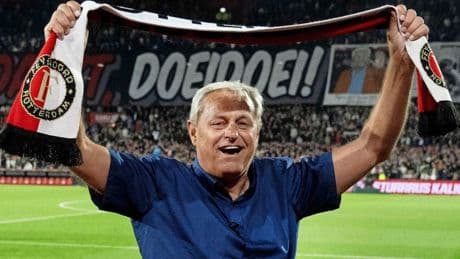 Feyenoord neemt op indrukwekkende wijze afscheid van stadionspeaker Peter Houtman: ’Doei, doei!’
