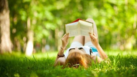 ¿Te vas de escapada? Aquí tienes 8 novelas cortas para devorar en un fin de semana