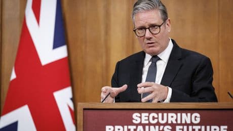 Reino Unido endurece su política migratoria para frenar el auge de la derecha de Reform UK