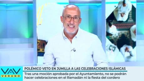Alfonso Egea se ríe de su propio lapsus y hace una sugerencia: "Vean el comienzo del programa"