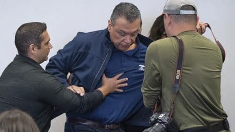 Agentes de seguridad sacan por la fuerza a un senador demócrata de una rueda de prensa