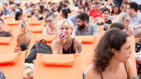 Un plan de película: cine al aire libre y aperitivo más crujiente bajo las estrellas