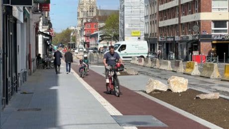 "Une dame s'est fait percuter par un cycliste": à Lille, la nouvelle piste cyclable de la rue Solférino jugée dangereuse