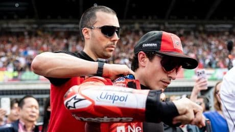 "Juégatela, qué caray, juégatela!", le susurró José Luis, el asistente de Márquez, al campeón