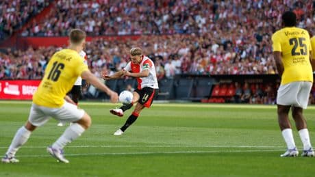 Van Persie geniet van vrije trap Steijn: 'Loon naar werken, je moet hem op training zien'
