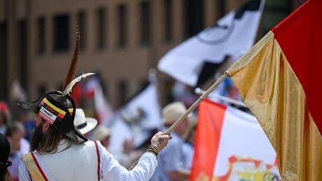 Demonstration: "Reichsbürger" schwenken Fahnen in Karlsruhe