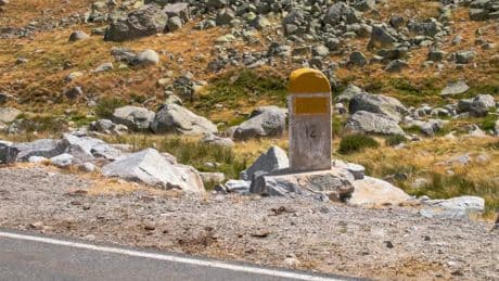 Señales de hitos kilométricos en las carreteras de España: ¿Por qué son tan importantes?