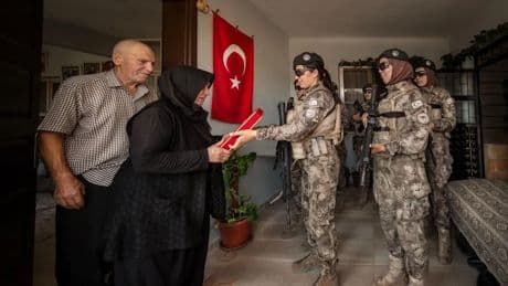 Şehidin anne babasını silah arkadaşları ziyaret etti