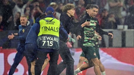 Nachdem der Sturm übers Stadion hinweg zog, stürmen die Ronaldo-Flitzer auf den Rasen