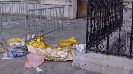« La plupart repartiront à la rue cette nuit » : des familles de migrants installées devant l’Hôtel de ville de Paris évacuées