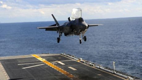 Defensa paraliza la compra de los cazas F-35B a EEUU: nuevo desencuentro del Gobierno de Sánchez con Donald Trump