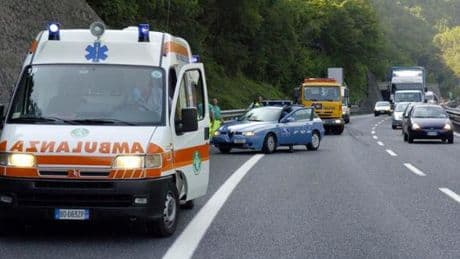 Schianto tra due moto e un furgone sull’A12 tra Rapallo e Chiavari. Muore un ventenne, traffico bloccato | Foto