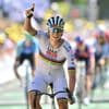 Dubbelslag voor Tadej Pogacar op Mûr de Bretagne: Sloveen wint etappe en pakt geel af van Mathieu van der Poel