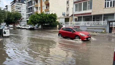 'Deprem suistimal edilmesin' diyen belediye başkanına tepki: Yağmur yağdı, kent sular altında kaldı