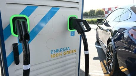 Eurostat, nel 2024 in Ue immatricolate 1,45 ml di auto elettriche: -6,1% su 2023. Il circolante a batterie sale a a 5,87 ml