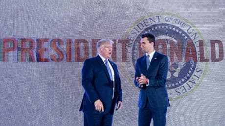 États-Unis : drapeaux en berne après le meurtre de l’influenceur conservateur Charlie Kirk