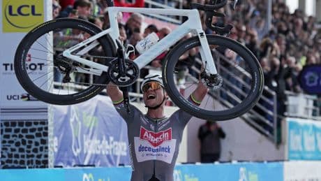 Van der Poel suma su tercer triunfo consecutivo en la París-Roubaix y amarga el debut de Pogacar