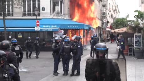 Blocages du 10 septembre : les images impressionnantes d’un immeuble en feu dans le centre de Paris