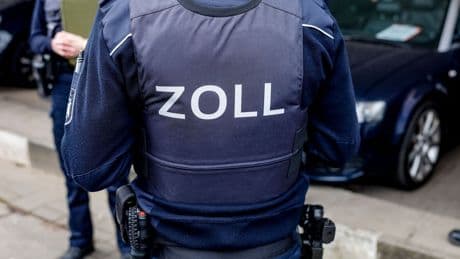 Mutmaßlicher Waffenschmuggel: Rund 30 illegale Waffen sichergestellt - Männer in U-Haft