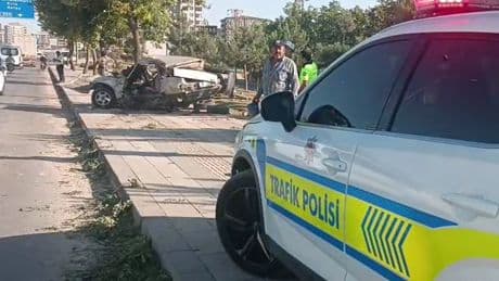 Antep'te otomobil iki işçi servisine çarptı: 1'i ağır 10 kişi yaralandı
