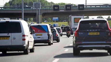 Lange file op A2 naar Utrecht door ongeluk en drukte door werk aan A12 en A27