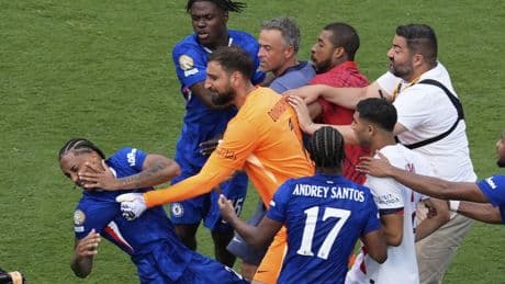 Luis Enrique asegura que quería "separar a los jugadores" en la tangana del Chelsea - PSG: "Soy tonto. Me empuja, le toco y se tira..."