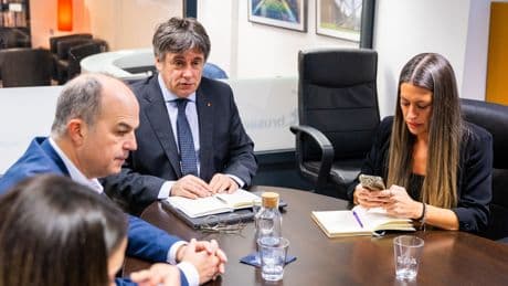Puigdemont carga contra el Gobierno y le exige vetar la opa de BBVA a Banco Sabadell
