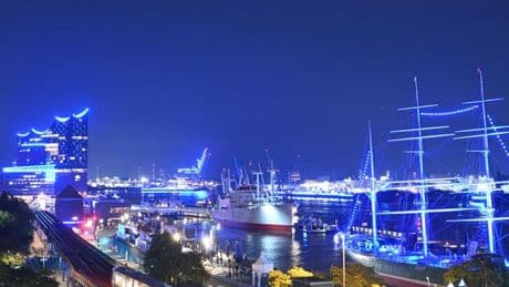 Hafen erstrahlt in Blau: Lichtkunst im Hamburger Hafen: "Blue Port" feiert Jubiläum