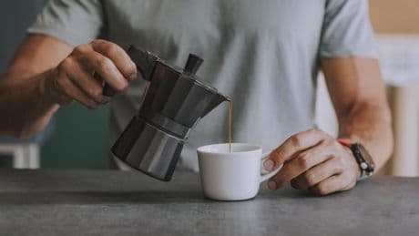 Tomar café puede interferir con la medicación que tomamos y aumentar los efectos secundarios