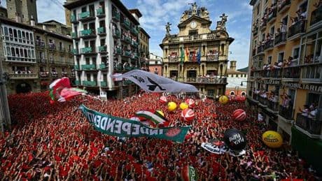 Pamplona, in migliaia in piazza per la festa di San Firmin. Cosa è il Chupinazo, il rito che dà il via alle celebrazioni