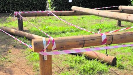 Grave bimbo schiacciato  da una trave in un parco