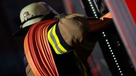 Großeinsatz: Scheunenbrand bei Wittenberg verursacht 200.000 Euro Schaden