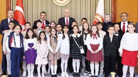 Devletin zirvesinde 23 Nisan cıvıltısı